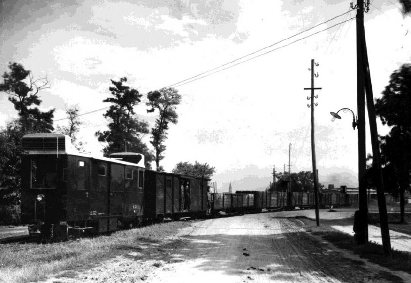 Die Linie der Wirtschaftsbahn von Kecskemét. Im Vordergrund der 1935 hergestellte GANZ diesel-mechanische Gepäcktriebwagen (Quelle: Fortepan)