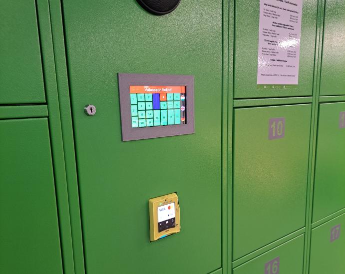 A poggyászautomata érintőképernyős kezelőfelülete