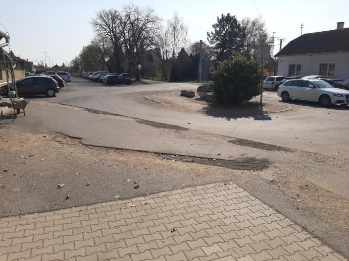 Burkolt előtér a Fertőszentmiklós vasútállomás előtt.