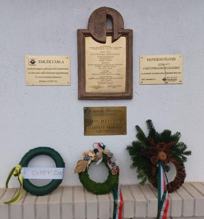 A völgyhídnál felavatott és megkoszorúzott emléktábla.