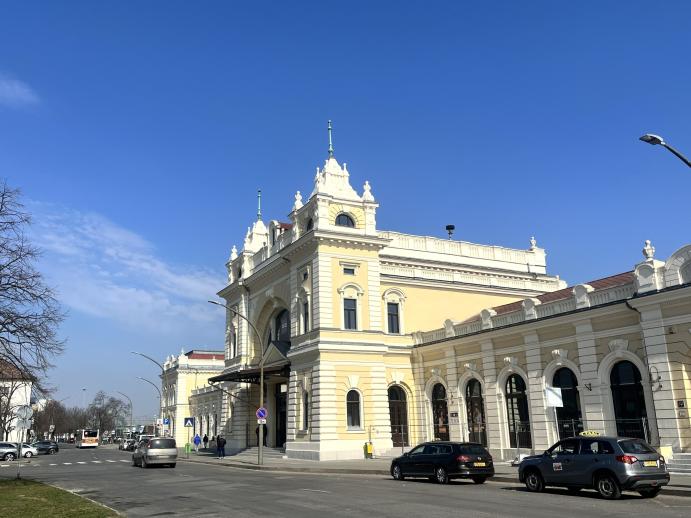 A szombathelyi állomásépület a feljúítás után. 