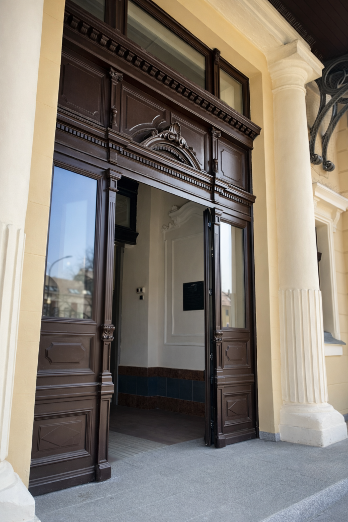 A főbejárat lefestett fa ajtaja.