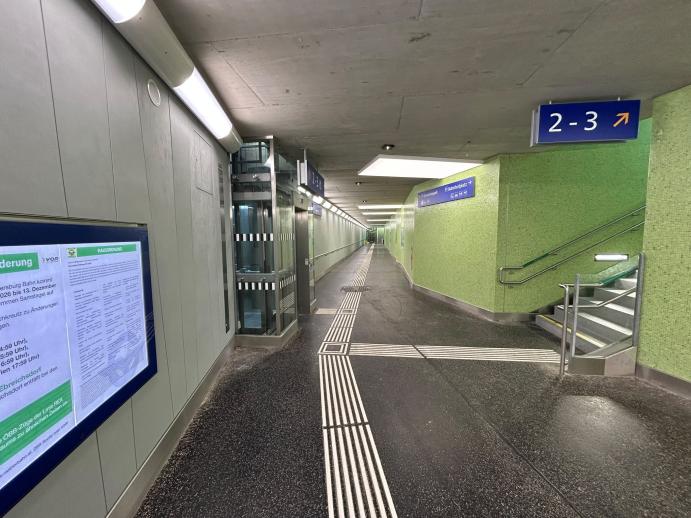 A vulkapordányi vasútállomás akadálymentes gyalogos aluljárója, amely lifttel, lépcsővel és taktilis vezetősávokkal segíti a peronok megközelítését.
