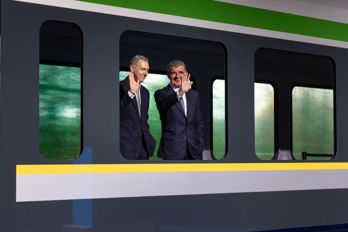 Első kocsiszekrény átadása