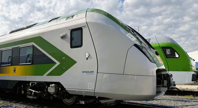 A GYSEV új FLIRT InterCity-motorvonatainak két, zöld-sárga-szürke színvilágú járműve.