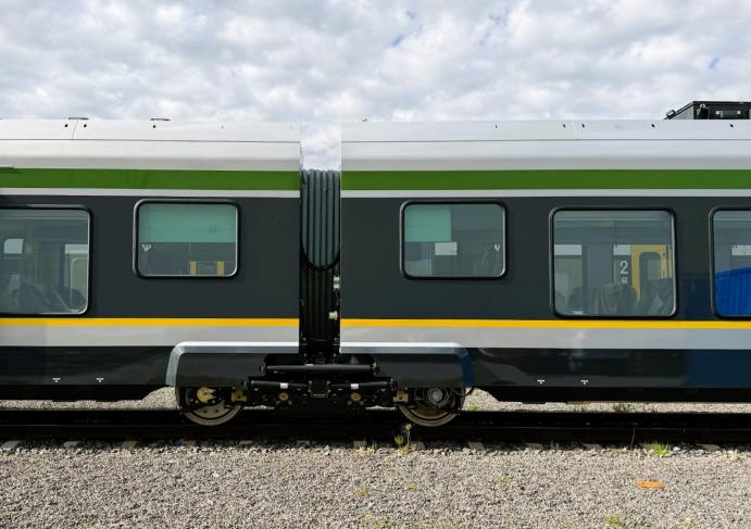 A GYSEV új FLIRT InterCity-motorvonatának két összekapcsolt kocsirésze oldalnézetből.