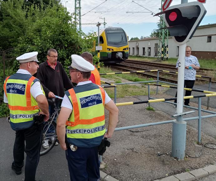 Figyelemfelhívás rendőri segítséggel, és egy közlekedő FLIRT.