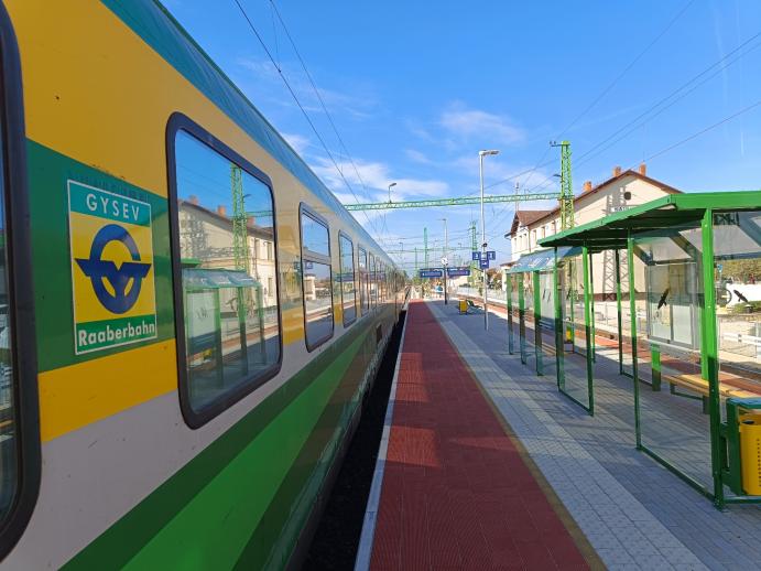 IC beérkezése az új magasperonra