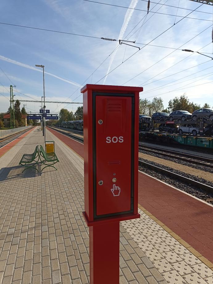 SOS oszlop a magasperonon