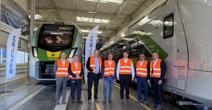 A GYSEV vezetőségi delegációja az első FLIRT InterCity motorvonat bemutatóján, a Stadler gyártócsarnokában.