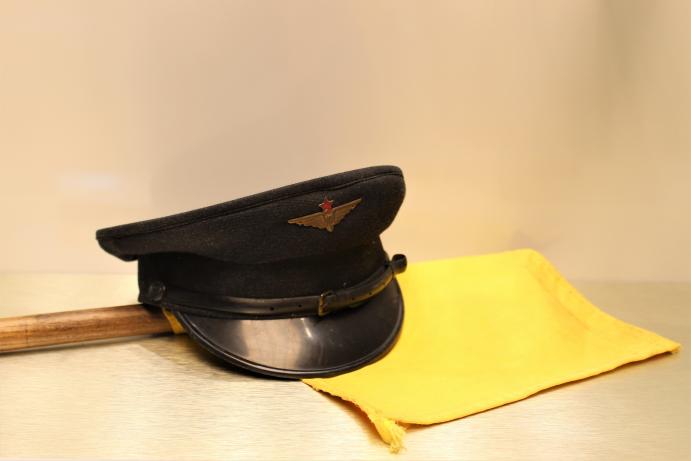 MÁV tányérsapka szárnyas kerékkel, vörös csillaggal, és tolatásvezetői sárga zászló - SVVE