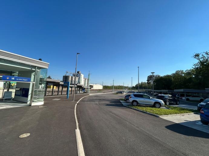 A vulkapordányi vasútállomás új P+R parkolója, ahol a fejlesztésnek köszönhetően 400 parkolóhely áll az utasok rendelkezésére.