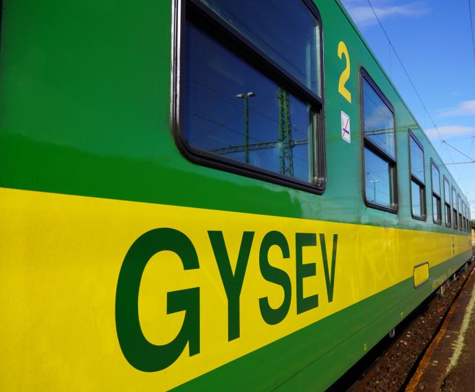 Firssen festett GYSEV Schlieren személykocsi oldalnézetből.