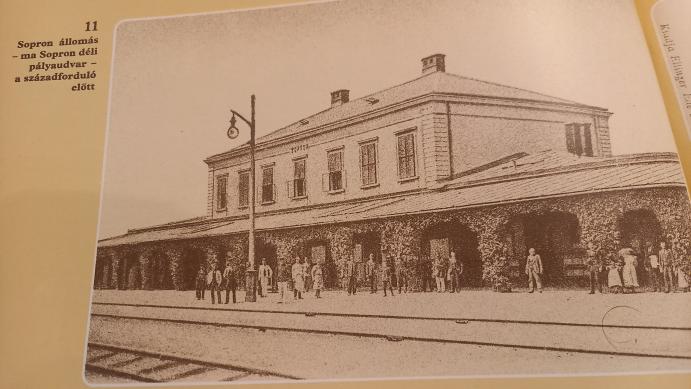 Sopron Déli pu. korabeli fotója a Régi magyar vasútállomások c. könyvből