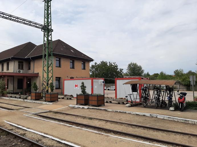A várpalotai vasútállomás felvételi épülete és peronja.