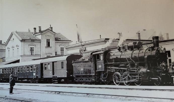 Vonat indul a régi állomásról, fotó