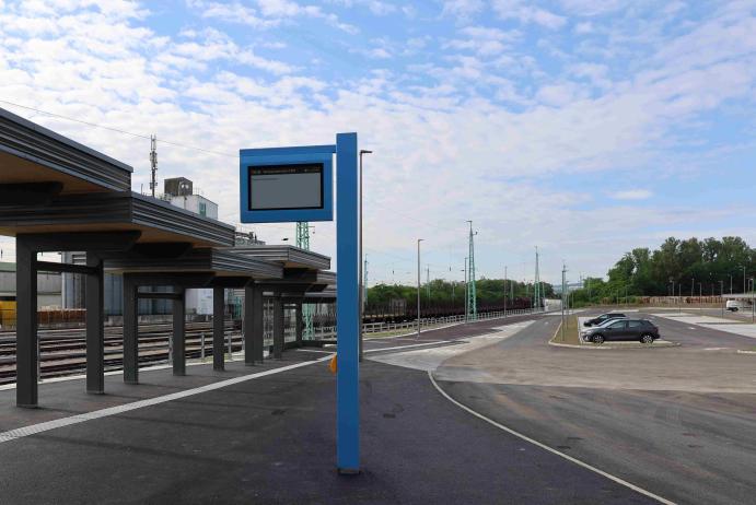 A vulkapordányi vasútállomás új P+R parkolója és korszerűsített peronja digitális utastájékoztató kijelzővel.