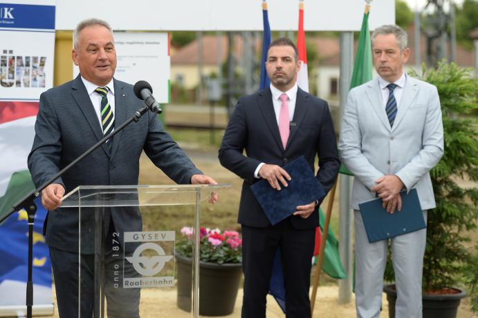 A zalaszentiváni deltavágány építésének nyitórendezvénye. A szónoki pulpitusnál beszédet mondó résztvevő, mögötte két további felszólaló látható.